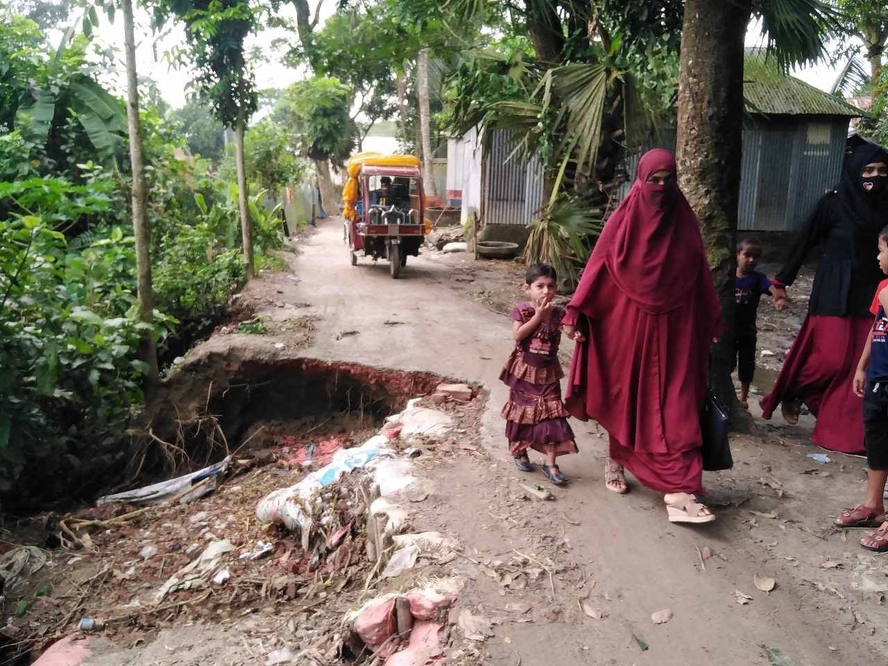 হোসেনপুরে পুকুরে বিলীন হচ্ছে রাস্তা: যাতায়তে জনদুর্ভোগ