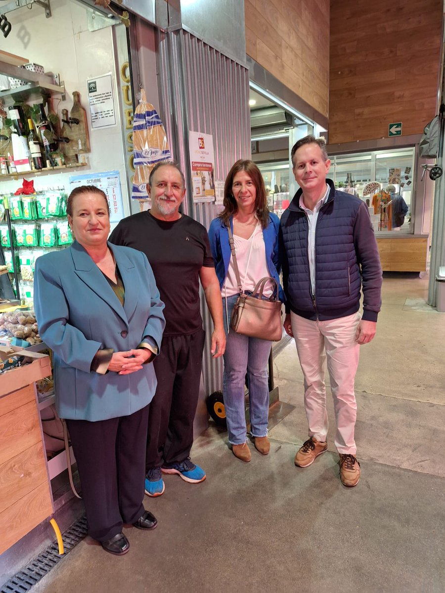 Inmaculada41005's tweet photo. Hoy hemos visitado el Mercado de la Puerta La Carne.

Gracias por recibirnos a Don José Bernabé y a Don Pablo Castilla.

La antigua Estación de trenes de Cádiz es un edificio precioso con  un entorno estupendo, así como los productos que allí se pueden adquirir. https://t.co/hDxnwZ4x5K