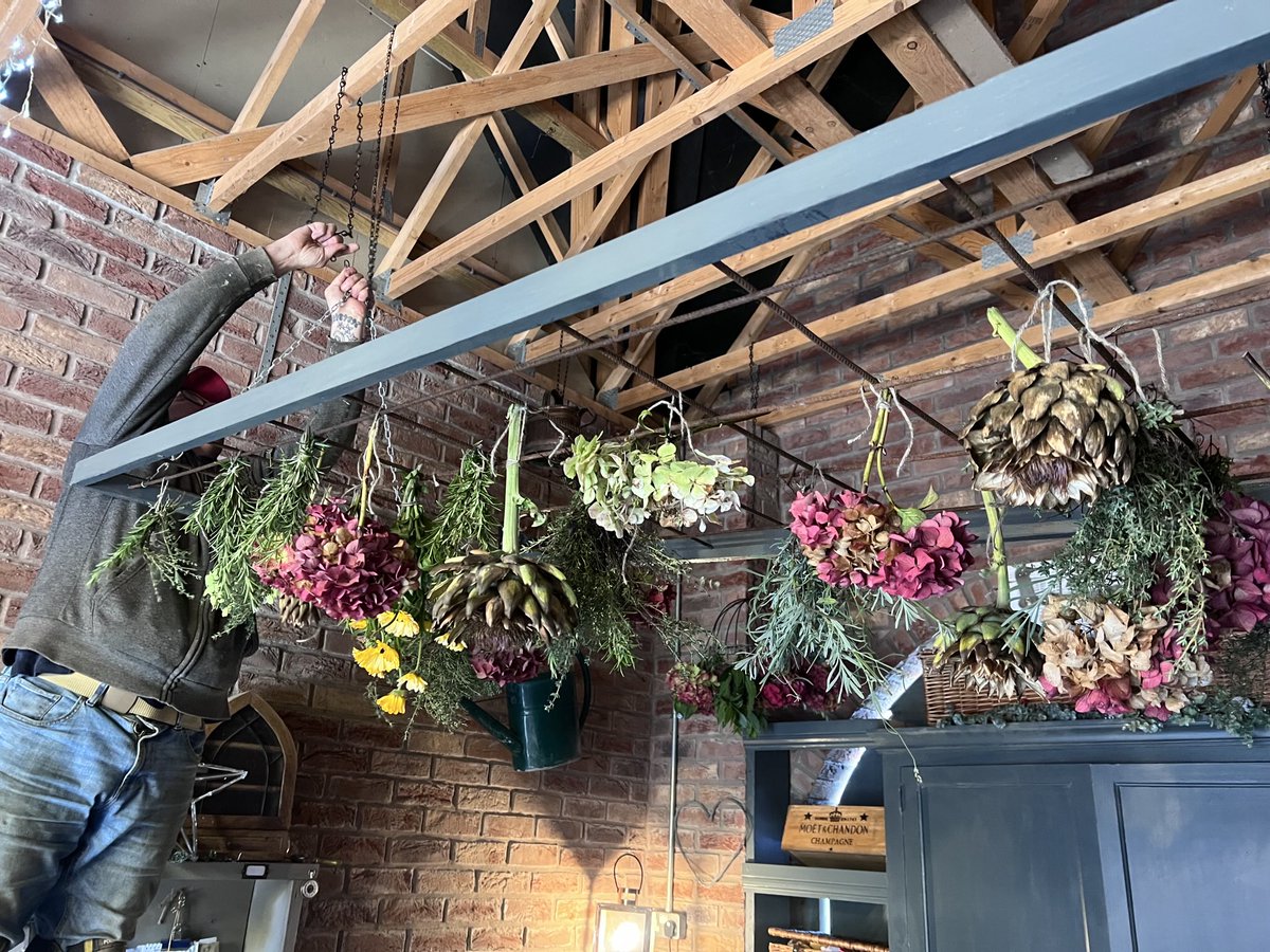 GardenerFliss's tweet image. You know how I love a bit of recycling, made a lovely flower dryer  today for the potting shed. A piece of concrete reinforcement mesh and a few bits of scrap wood and ta dar ! Now I can dry all my herbs and flowers for my classes. ⁦@GWandShows⁩ #gardenideas #recycle