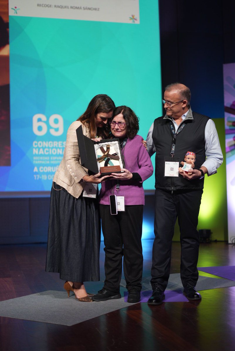 sefh_'s tweet photo. En #sefh24 hemos vivido unos momentos muy emotivos con el galardón Reconocimiento de Méritos @sefh_ concedido a título póstumo a nuestra compañera Eva Romá Sánchez

Te fuiste demasiado pronto pero no olvidamos tu luz, tu sonrisa y tu sencillez 🫂 https://t.co/d9jFCGDGZT