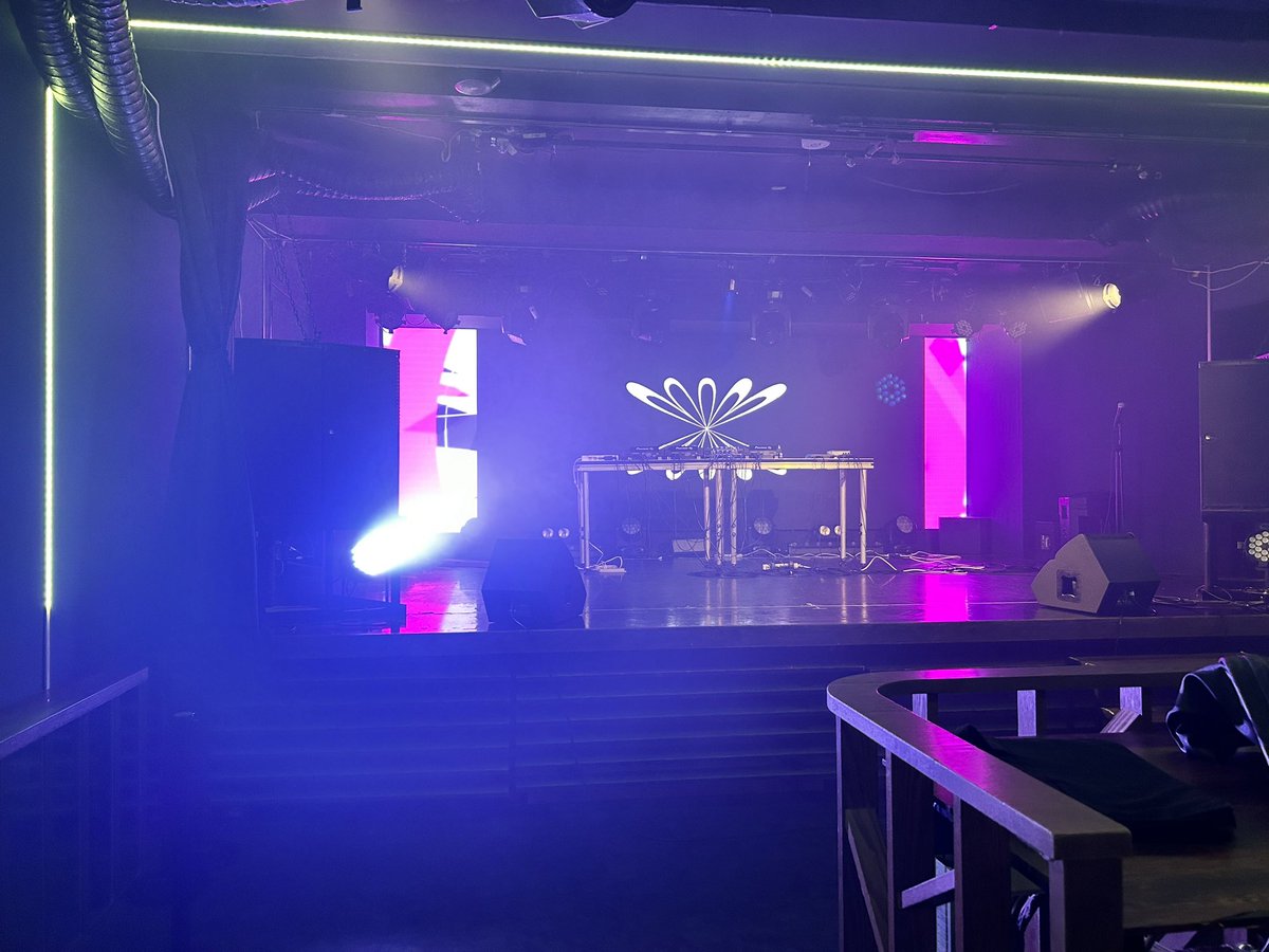 めっちゃ素敵な会場だよー！
そして今日はちょー素敵なバックDJがいます！！
<a href="/nuum2000/">nuum</a> さんです❣️