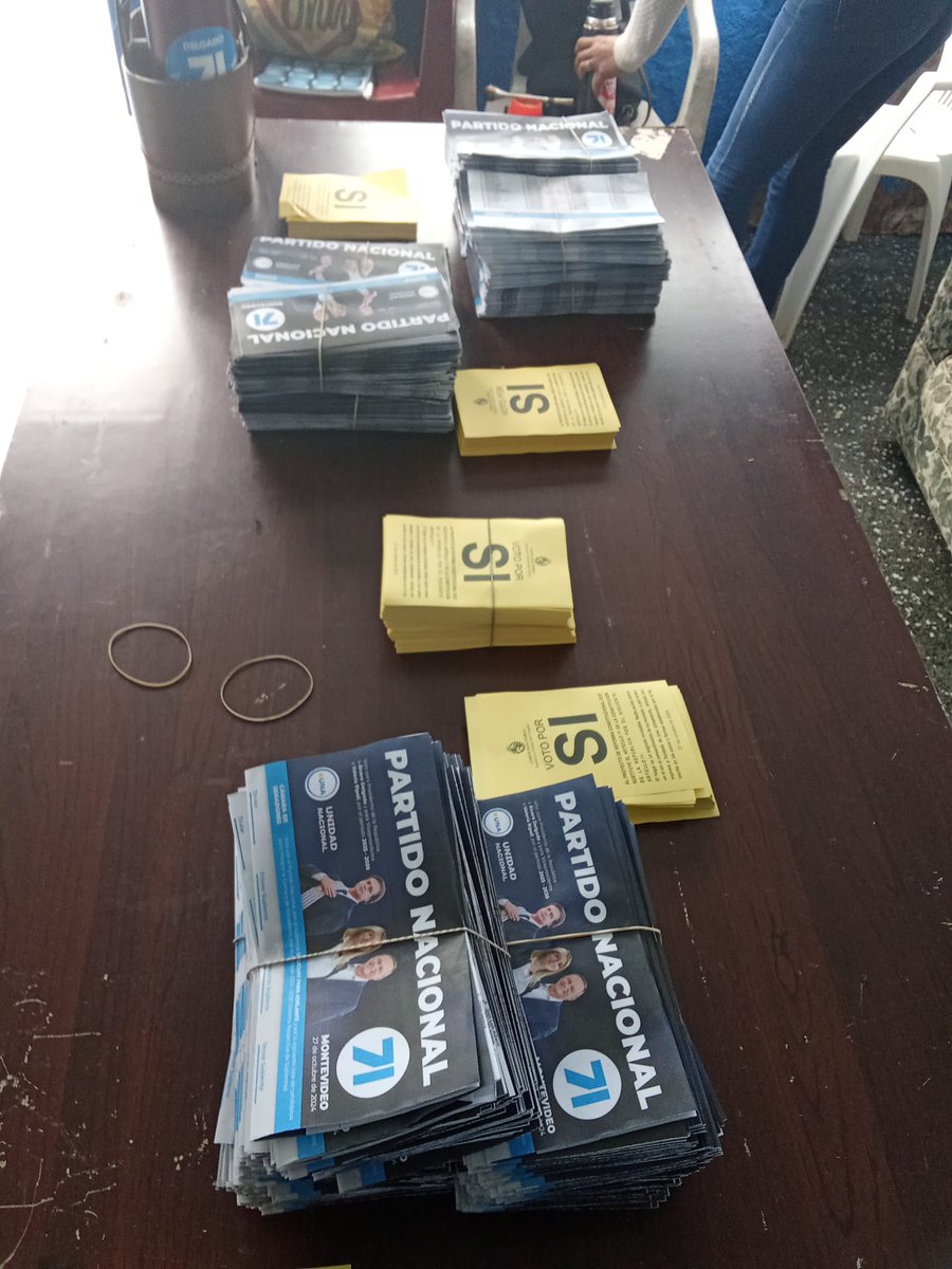 majodevivo's tweet photo. En Municipio D "Plácido Ellauri" el equipo sale a la cancha,y las demás compañeras preparan listas p entregar...#TrabajoDeEquipo ... @lista71 https://t.co/gixnAIC0BJ