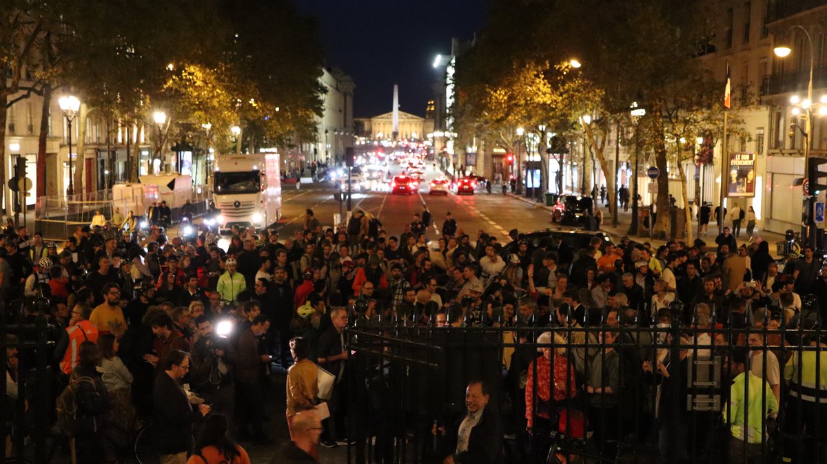 Avec @parisenselle et @veloidf, nous vous donnons rendez-vous à Paris, Place de la République, ce samedi dès 17h. Une minute de silence sera observée à 17h45. 

#JeSuisPaul #jesuispaulvarry #stopviolencemotorisée #paris