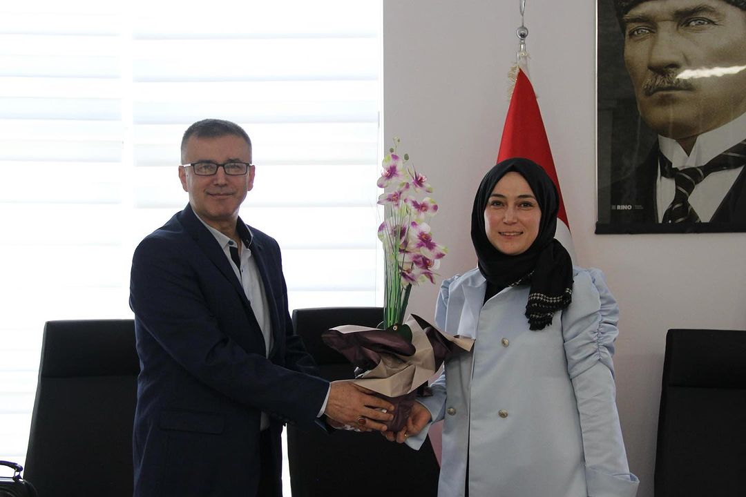 kariyerasu's tweet photo. ASÜ Kariyer Merkezi olarak Aksaray Eğitim Araştırma Hastanesi personeline verdiğimiz ve verimli şekilde sonuçlanan Etkili İletişim ve Beden Dili eğitim sonucu sertifika töreni gerçekleştirdik. https://t.co/Yl7fmcVMAv