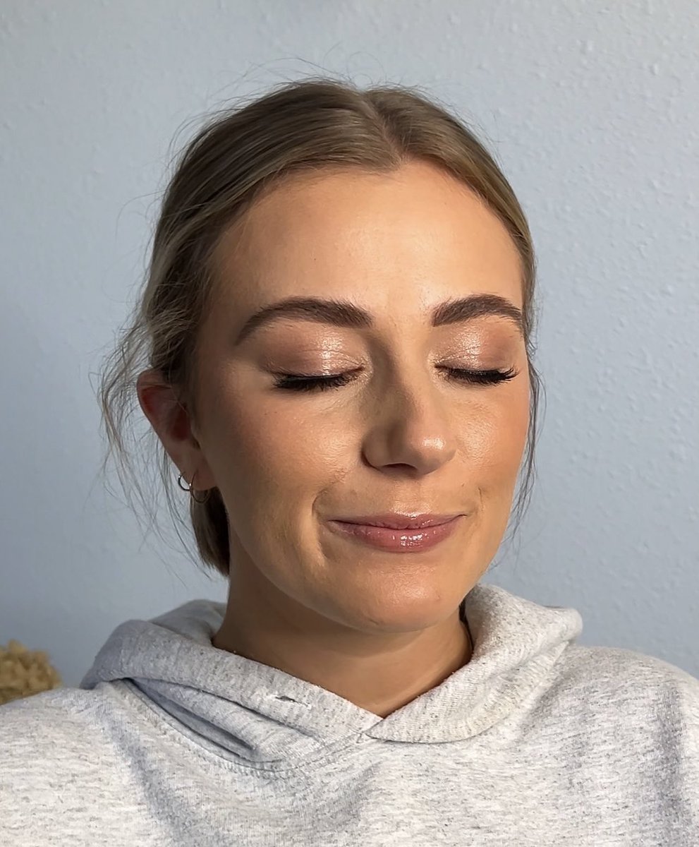 simplysamone__'s tweet image. Loving this SOFT GLAM look by @makeupwithkylie_ featuring our #SIMPLYSÁMONE lipgloss ✨🤍 . DM her to book &amp;amp; as always , shop Simply Sámone 💋 . More Orders will be shipped out TOMORROW 💕📦 !