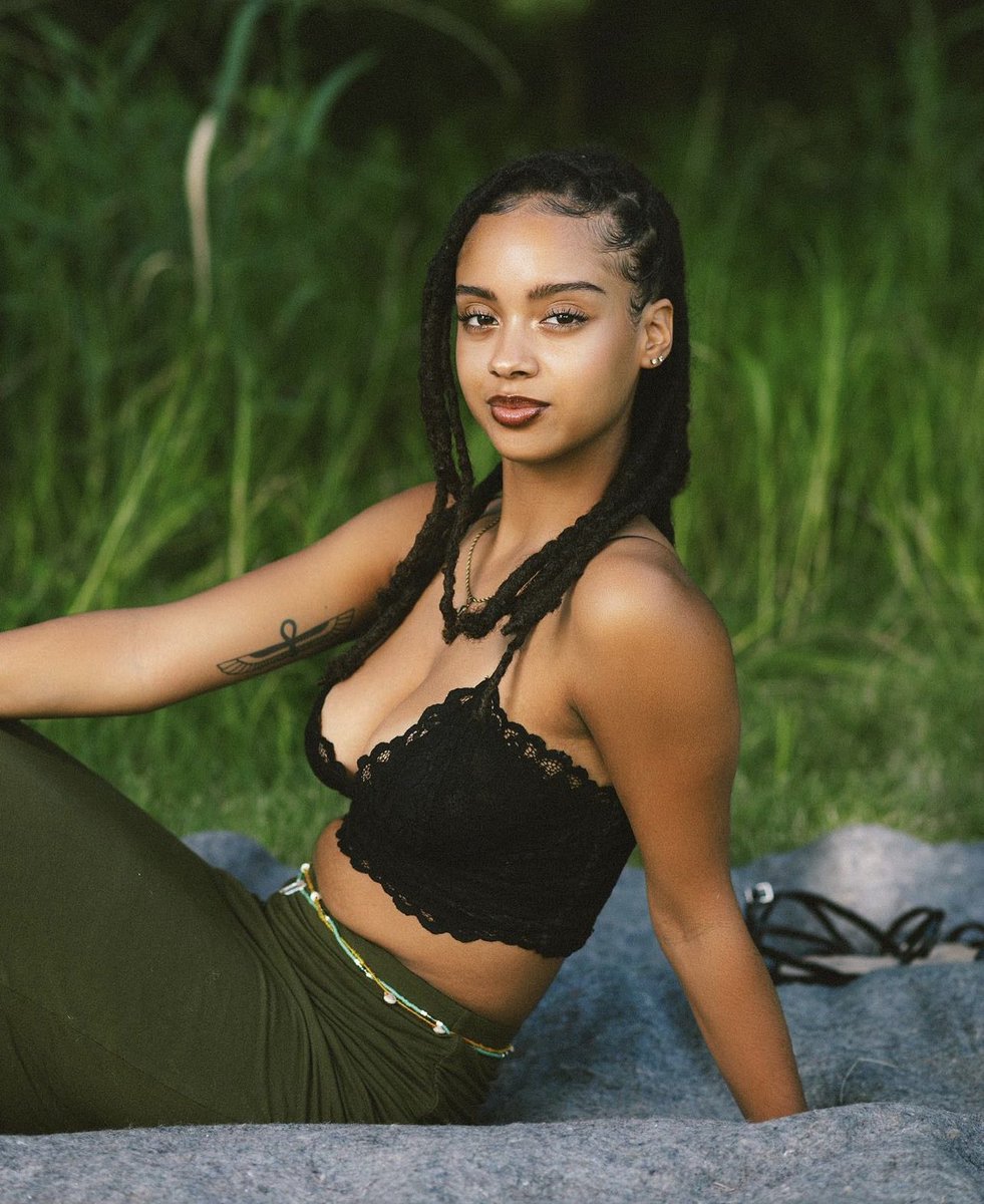 simplysamone__'s tweet image. Go Green , No Waist 🍃😮‍💨 . #CLIENTCAM 😍 . 

My beautiful sister friend @ArabiaParkey 💕 rocking her #SIMPLYSÁMONE lipgloss , follow her creative brand pages @amplifybyap @photosbyamplify 📸💕 .

📸 : @_leesphotos