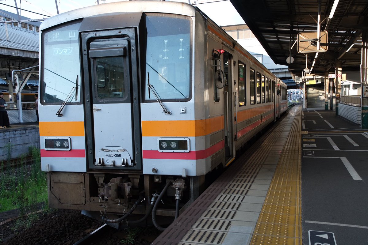 t_01113's tweet photo. 何も考えず気動車に乗って長い時間移動したい
#キハ40
#キハ120
#岡山駅 https://t.co/QRT1BcsamJ