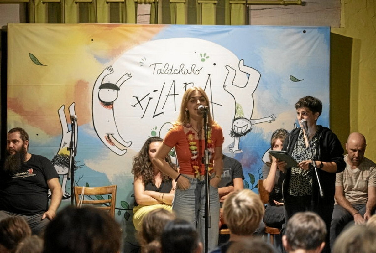 Pilota eta bertsoa uztartuko dituen ekimen berria abiatuko da Irisarrin kazeta.eus/eu/info_kz/202…

Bertsolariak lehenik pilotan eta gero bertsotan, hori da  <a href="/bertsulari/">Bertsularien Lagunak</a>-en Lagunak elkarteak proposatu duen norgehiagoka berria. Ekimena urriaren 19 honetan hasiko da.