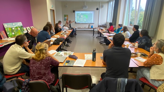 Cpeltiered's tweet photo. Une 12aine de stagiaires pour échanger sur les pratiques dans leurs lycées et s'inspirer de celles mises en oeuvre au lycée et sur l'exploitation de Coutances : présentations en salle mais aussi au pied de la haie pour aborder les logiques de plantation, gestion et formation. https://t.co/8wkjCW3S97