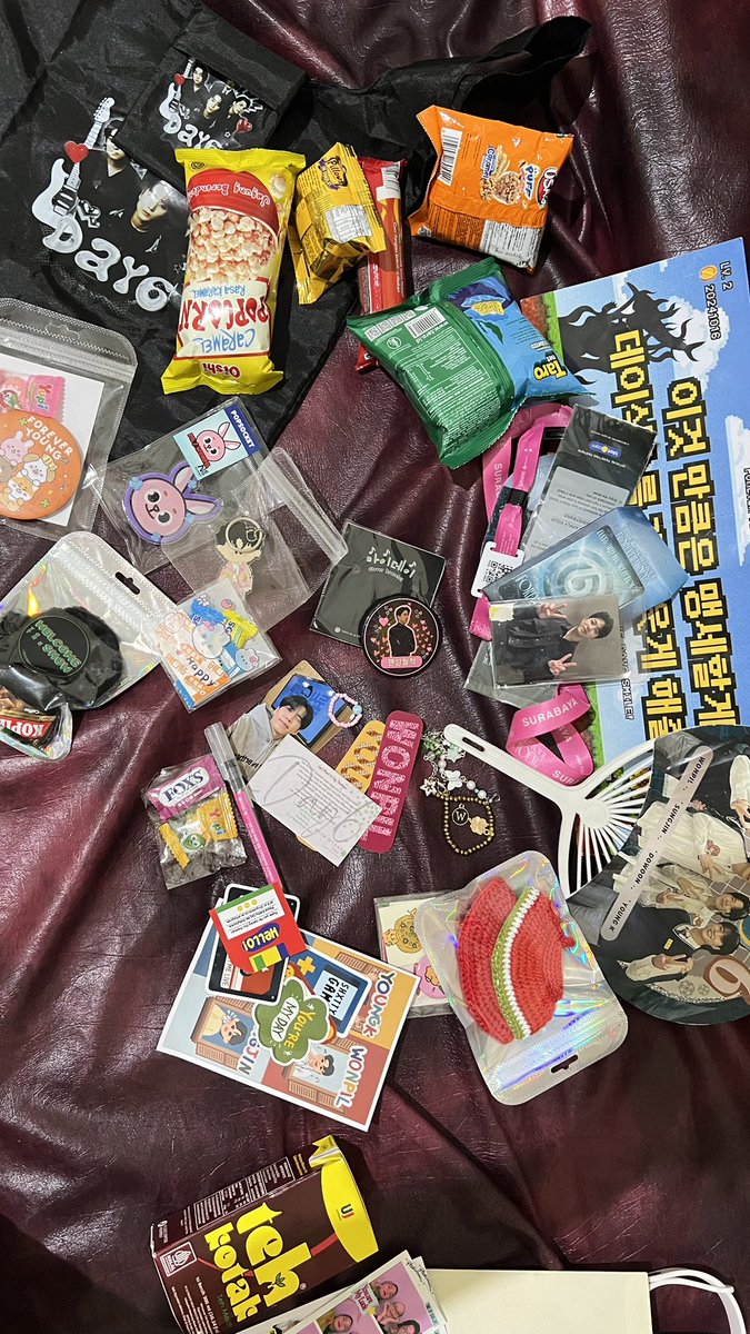 super duper maaf freebiesnya udah nggak berbentuk soalnya begitu dapet langsung aku buka untuk pake waktu konser😭🫰🏼

but still, thanks a lot kepada myday yg kasih ini semuaa🫶🏼🫶🏼🫶🏼🫶🏼