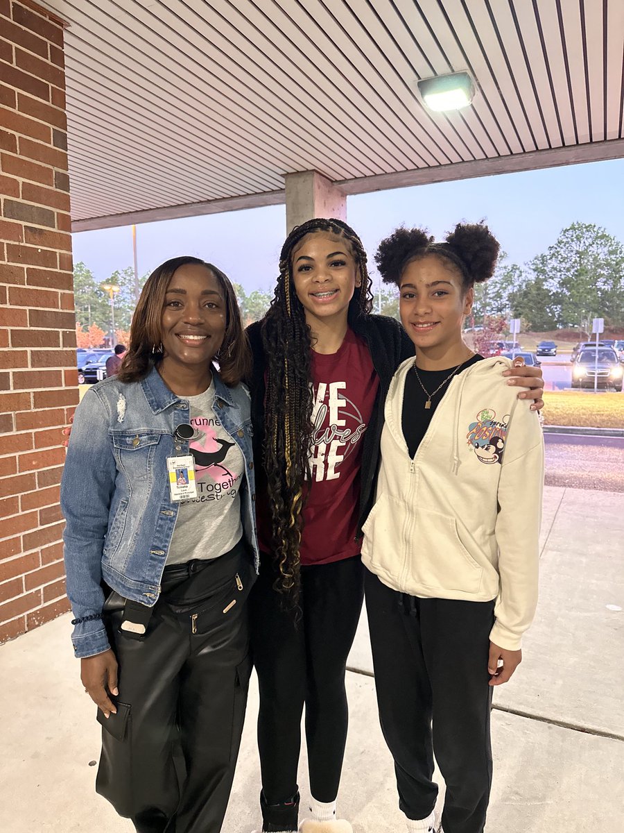 Happy Friday! Excited to see my former student and the WKHS Volleyball team greeting our ⁦<a href="/RBESRoadrunners/">Red Bank Elementary</a>⁩! ⁦<a href="/KnollAthletics/">White Knoll Athletics</a>⁩ ⁦<a href="/_mcprobus_/">MC Probus</a>⁩