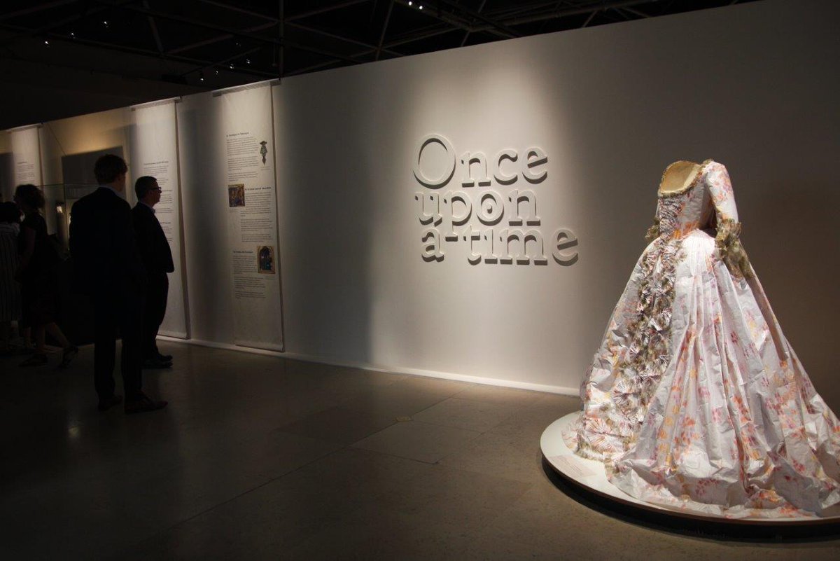 With sadness we've learned today the passing of Belgian artist Isabelle de Borchgrave. In  2017, Isabelle participated in the ‘Once upon a Time’ exhibition held at  the Museum, where she presented some 20 replicas of historical costumes  from her ‘Paper in Fashion’ collection.