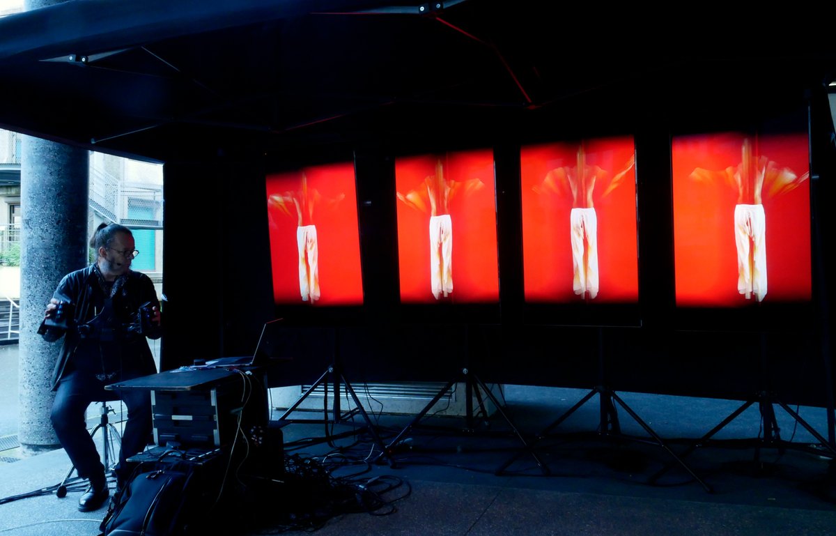 puce_muse's tweet image. Le jeudi 10 octobre 2024, dans le cadre de la Fête de la Science à l’Université d’Évry Paris-Saclay, Méta-Hip-Hop a proposé une série de concerts participatifs de 30 minutes pour 15 gamepads.