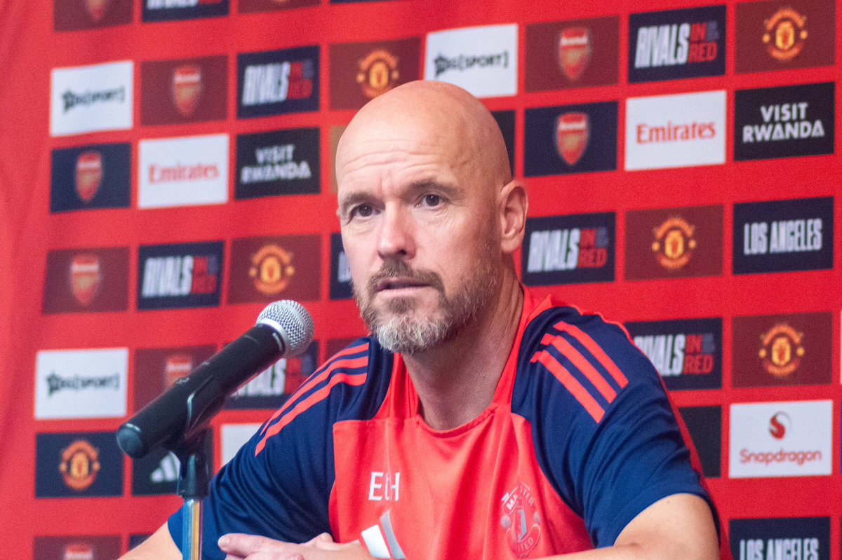 ActuFoot_'s tweet photo. Erik Ten Hag 🇳🇱 sur les rumeurs à son égard :

« Je pense que les joueurs se débrouillent bien, nous avons gagné la saison dernière. 𝗩𝗼𝘂𝘀 𝗮𝘃𝗲𝘇 𝗽𝗲𝘂𝘁-𝗲̂𝘁𝗿𝗲 𝗼𝘂𝗯𝗹𝗶𝗲́ ? […]

Le bruit ne vient que des médias qui créent des histoires et des mensonges. »

🎙️ conf. de presse