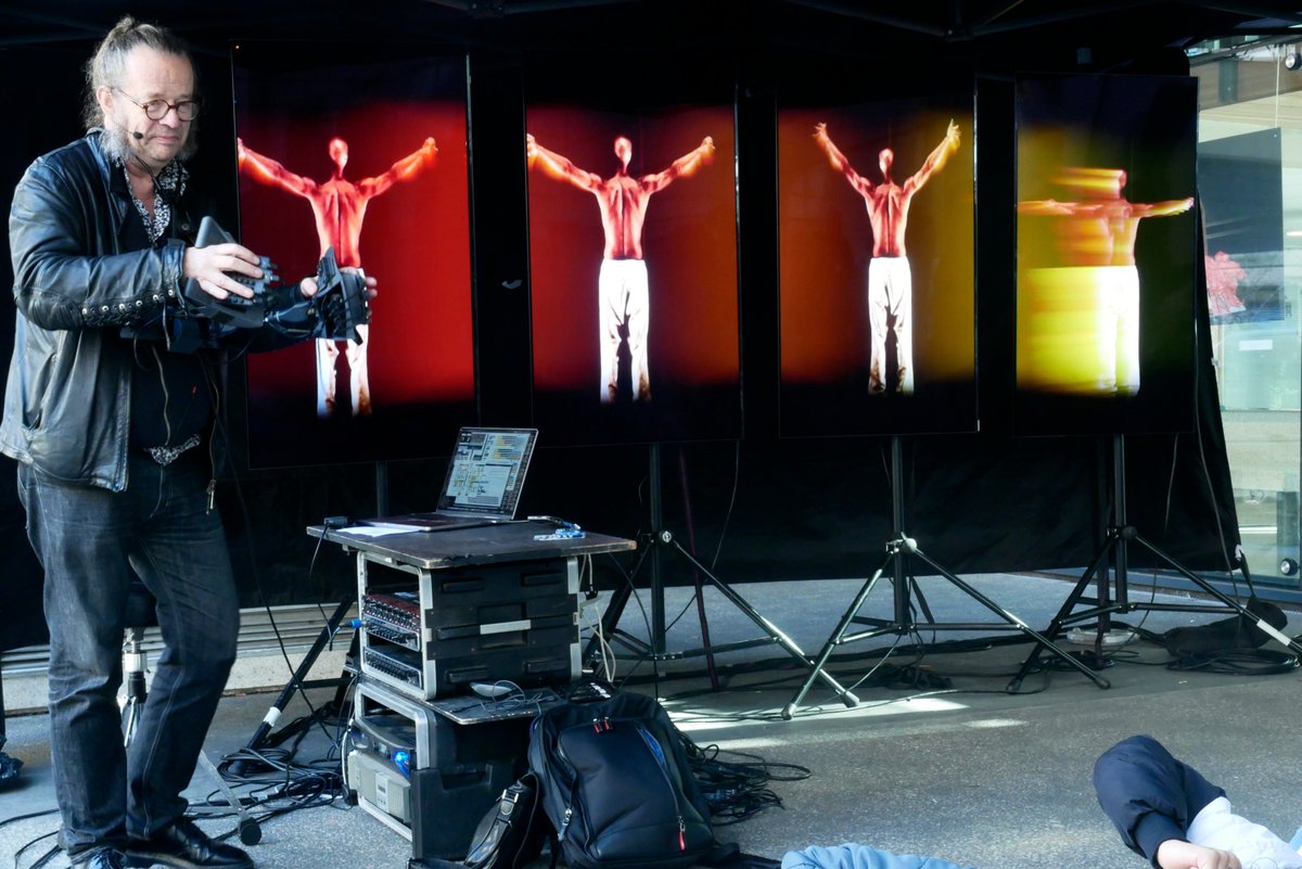 puce_muse's tweet image. Le jeudi 10 octobre 2024, dans le cadre de la Fête de la Science à l’Université d’Évry Paris-Saclay, Méta-Hip-Hop a proposé une série de concerts participatifs de 30 minutes pour 15 gamepads.