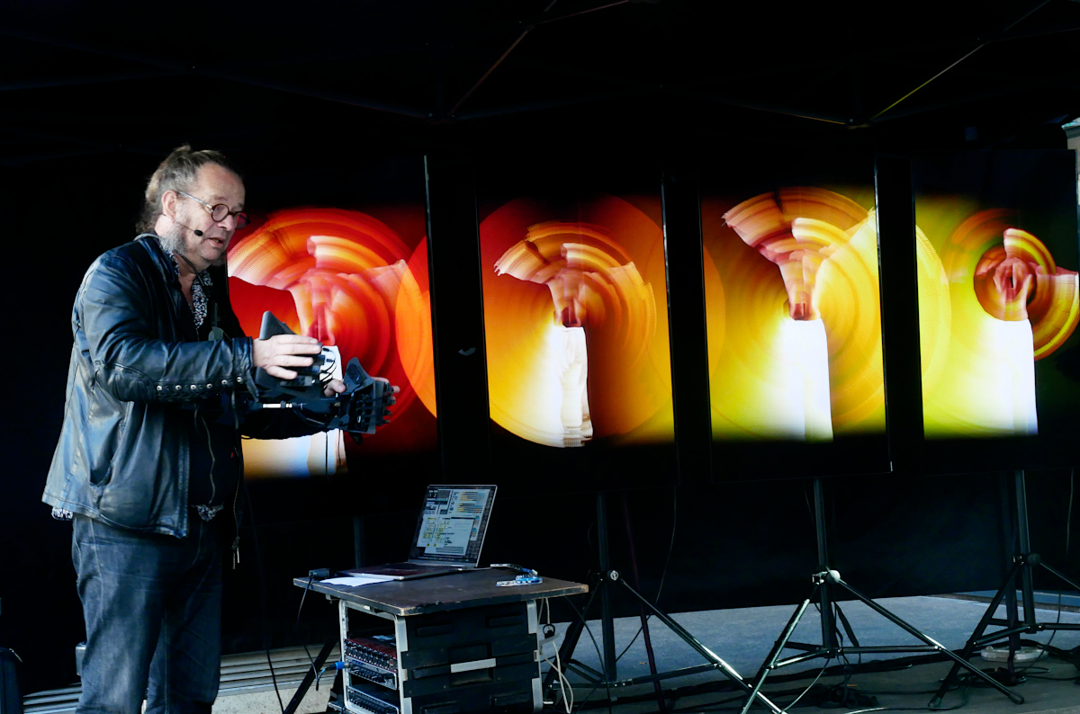 puce_muse's tweet image. Le jeudi 10 octobre 2024, dans le cadre de la Fête de la Science à l’Université d’Évry Paris-Saclay, Méta-Hip-Hop a proposé une série de concerts participatifs de 30 minutes pour 15 gamepads.