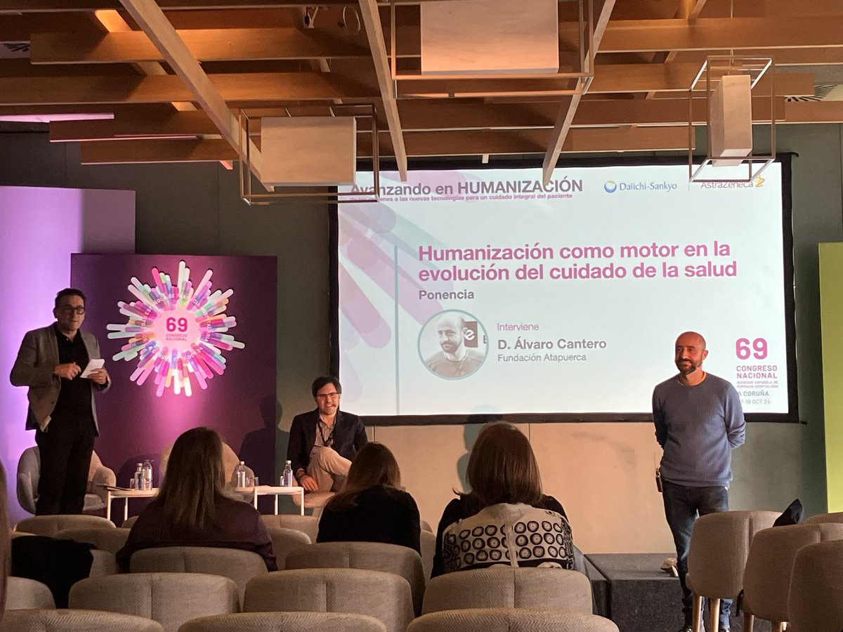 La tecnologia y la innovacion nos ha humanizado desde hace 5M de años. Lo cuenta Alvaro Cantero Cuesta <a href="/FATAPUERCA/">FUNDACION ATAPUERCA</a> . Una mesa diferente y muy interesante moderada por <a href="/joseluis_pa/">Jose Luis Poveda Andrés</a> en <a href="/sefhcongreso/">70 Congreso SEFH</a> <a href="/sefh_/">S.E.F.H</a> . Del cuchillo de piedra a las app de salud: herramientas de humanizacion.