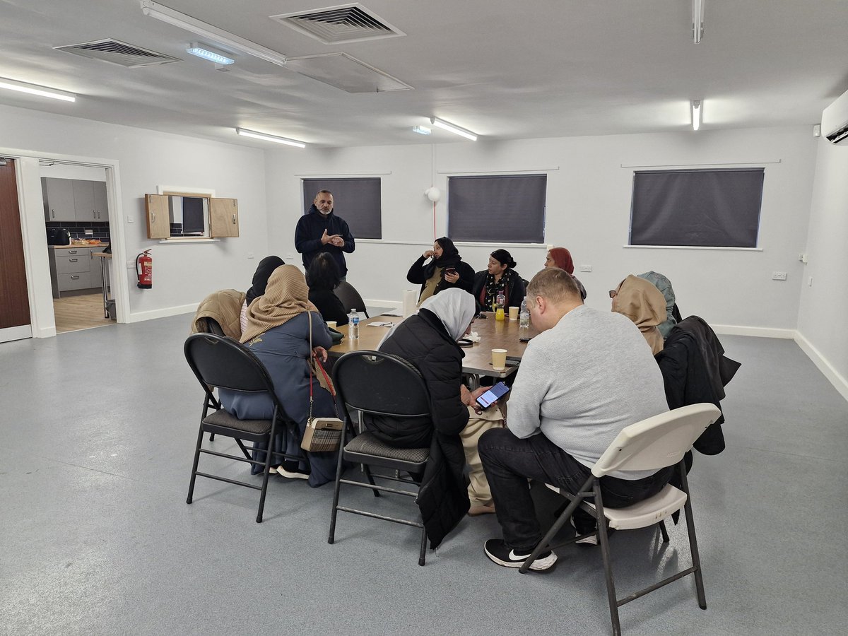 GMSAW2021's tweet photo. Fantastic session at The Park Community Hub, in partnership with @ohubo23 and @Onward_Homes #Zumba followed by a #Digital workshop  great to see #women engrossed in discussion.  @OldhamCouncil @WeActTogether https://t.co/uEgIpirhhI