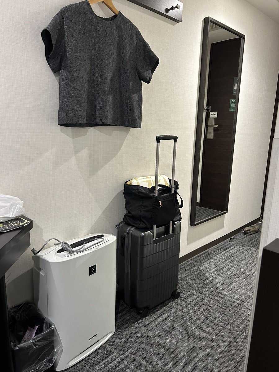 wakamiyaryu's tweet photo. 今回、出張に珍しく洋服で行きました！だから靴で！無印の靴！ホテルのスリッパが入ってるビニール袋に入ります。軽！コンパクト！衛生的に携帯！さらにコスパ！出張先ではずっと草履&amp;着物です。
#無印良品　#若宮香曻　#若宮かしょう　#若宮流日本舞踊　#福岡講習会　#出張 https://t.co/WXUa9wdgyK
