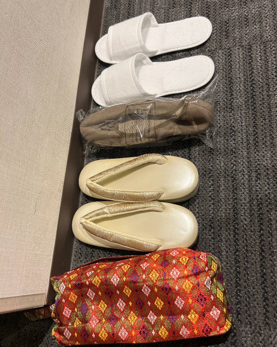 wakamiyaryu's tweet photo. 今回、出張に珍しく洋服で行きました！だから靴で！無印の靴！ホテルのスリッパが入ってるビニール袋に入ります。軽！コンパクト！衛生的に携帯！さらにコスパ！出張先ではずっと草履&amp;着物です。
#無印良品　#若宮香曻　#若宮かしょう　#若宮流日本舞踊　#福岡講習会　#出張 https://t.co/WXUa9wdgyK