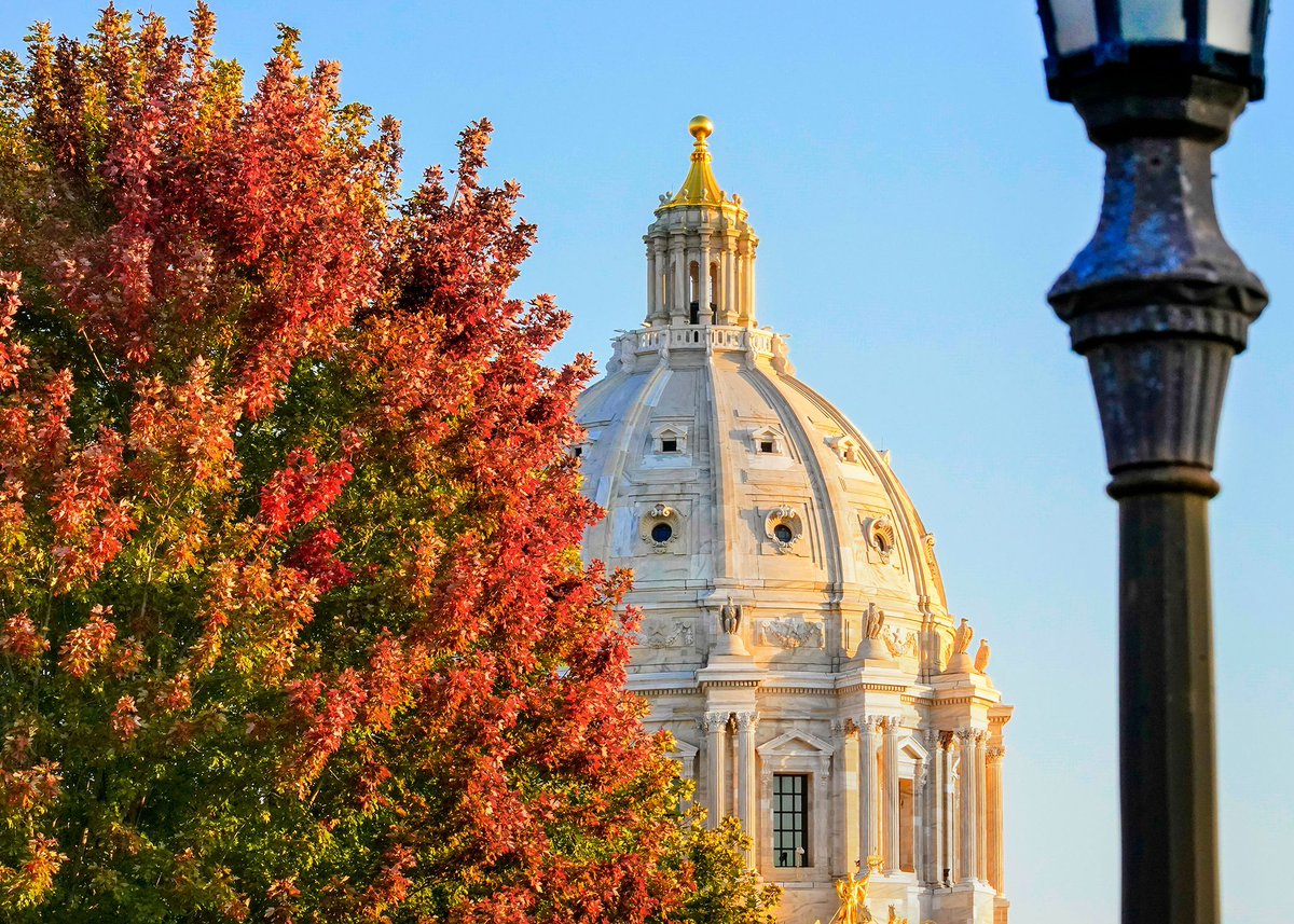 MNHouseInfo's tweet photo. Autumn colors appear with the morning sun on the Capitol grounds early Oct. 17. 

📸 Andrew VonBank https://t.co/XZ9521zvtf