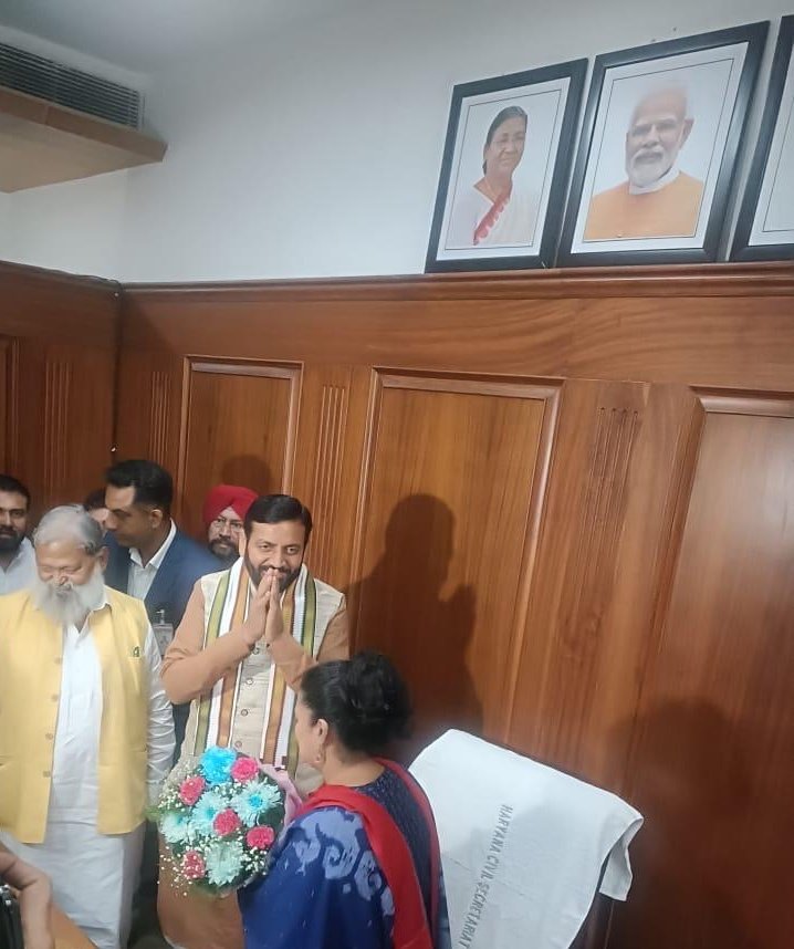 Shruti4Progress's tweet photo. हरियाणा के मुख्यमंत्री आदरणीय श्री नायब सैनी जी की अगुवाई में हुई कैबिनेट बैठक में ऐतिहासिक फैसला लेते हुए अपने पहले आदेश में ही DSC (वंचित अनुसूचित जातियां) वर्ग को SC-ST आरक्षण वर्ग में लाने का आदेश पारित किया। इसके अलावा कैबिनेट बैठक में प्रदेश के अन्नदाता किसानों की फसल का एक-एक दाना MSP पर खरीद का फैसला भी लिया गया। कैबिनेट बैठक के दौरान माननीय श्री नायब सिंह सैनी जी @NayabSainiBJP के आशीर्वाद से मन अभिभूत है। आपका आशीर्वाद सदैव मुझ पर यूं ही बना रहे और ईश्वर से प्रार्थना है कि मैं आपकी और जनता की अपेक्षाओं पर खरी उतरूं।