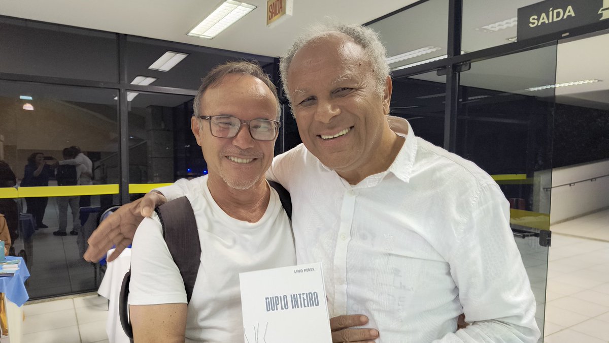 prof_linoperes's tweet photo. Registros do lançamento de meu livro de poemas "Duplo Inteiro" no II Festival Literário da UFSC Salim Miguel, no dia 14, no Centro de Cultura e Eventos. Reencontrei amigos e amigas queridas e amantes da literatura no espaço da Universidade em belo evento que valoriza a palavra. https://t.co/qcwcVadeQy