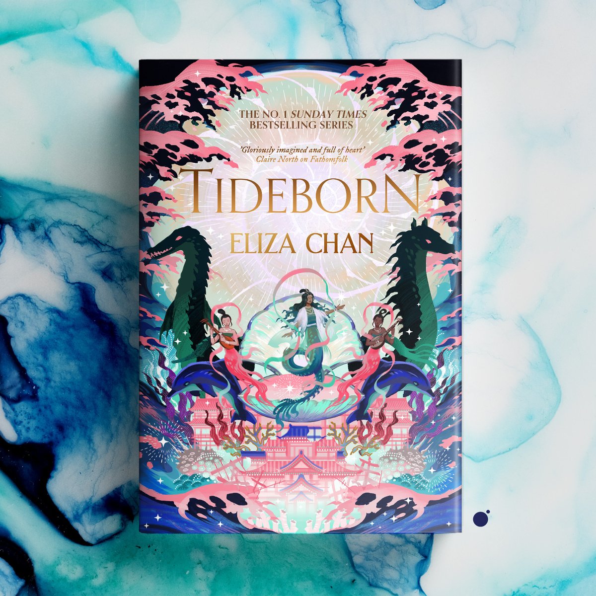 We’re thrilled to share the stunning cover for Tideborn by Eliza Chan, publishing in March 2025!

Design by Ella Garret and art by Kelly Chong.

Pre-order yours now: 
UK: brnw.ch/21wNTDo
US: brnw.ch/21wNTDn