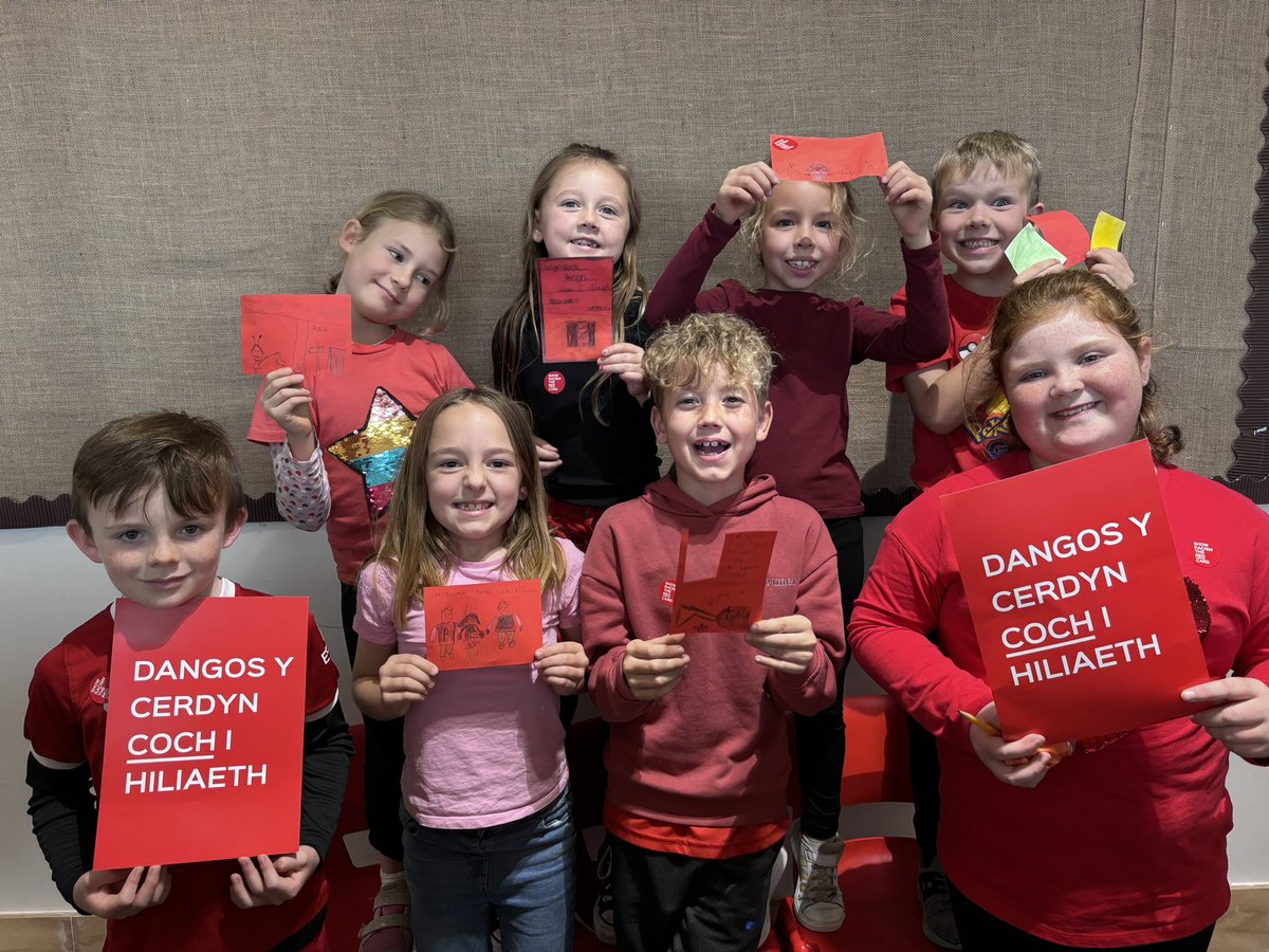 ParcyTywyn's tweet photo. Blwyddyn 3 yn dangos y cerdyn coch i hiliaeth heddiw
#RedCardToRacism https://t.co/AdU1ujv78U