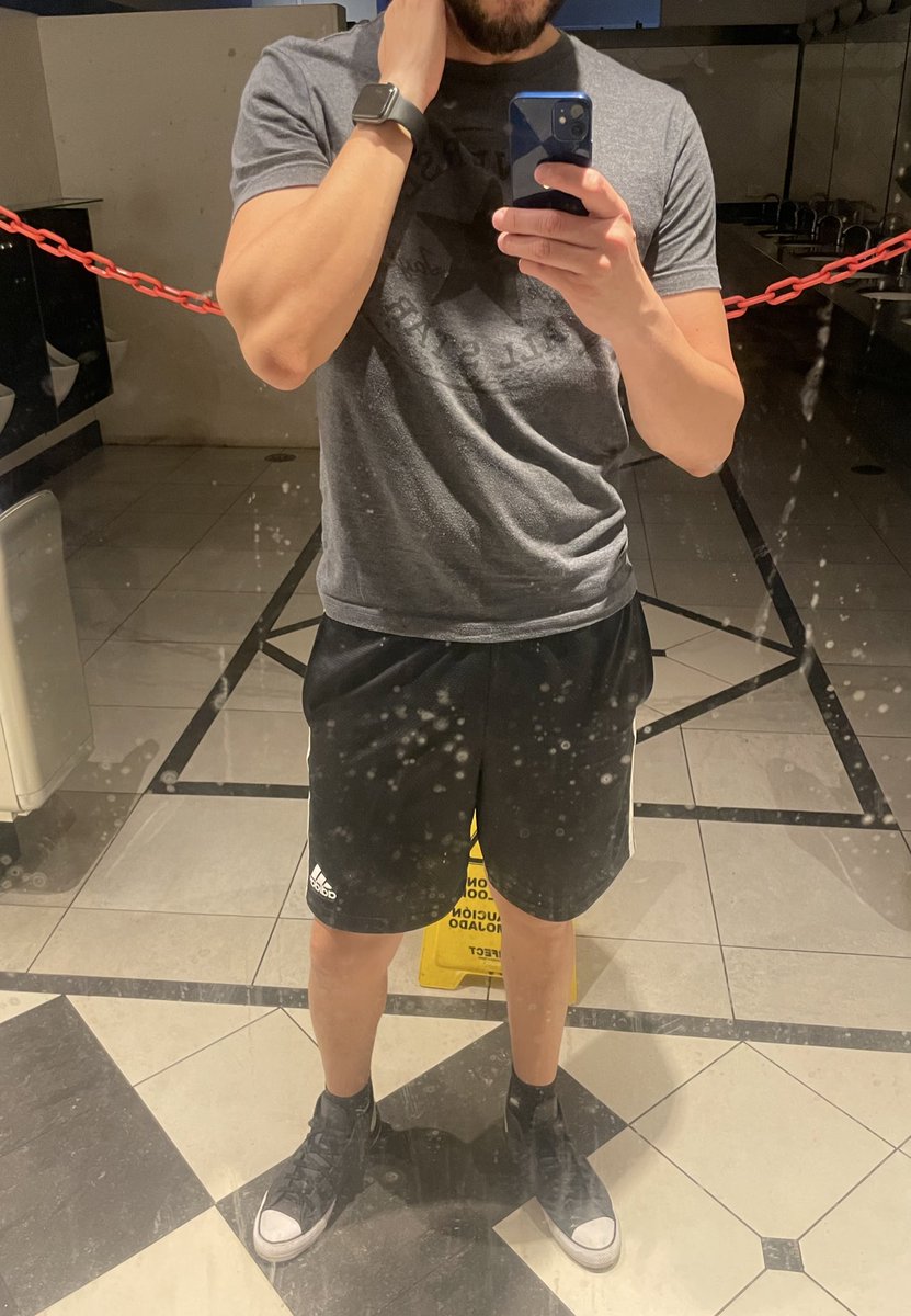 Usermaxsp's tweet photo. Espelho sujo mas o tesão tava alto pra fazer um banheirao. Quem mais curte umas putaria assim? #banheirao #putaria #pegacao #cruising #macho #banheiro #postoderodovia #mechupa #adidas #allstar #tenis #fetiche #fetish #foot https://t.co/1xbPFlHUr8