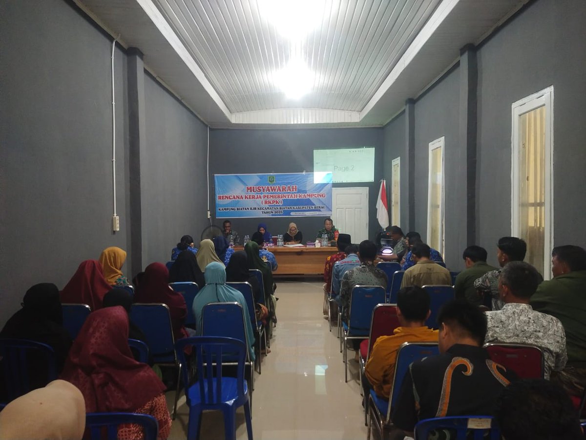 Trd0902's tweet photo. Pendim0902BERAU - Dalam rangka meningkatkan partisipasi masyarakat dalam pembangunan, Babinsa Koramil 09/Biatan Kodim 0902/Berau Sertu Darman, turut Hadiri Musyawarah Penyusunan RKPK tahun 2025, bertempat di balai Kp. Biatan Ilir Kec. Biatan Kab. Berau, Jumat (18/10/2024). https://t.co/9HSMK8hPX2