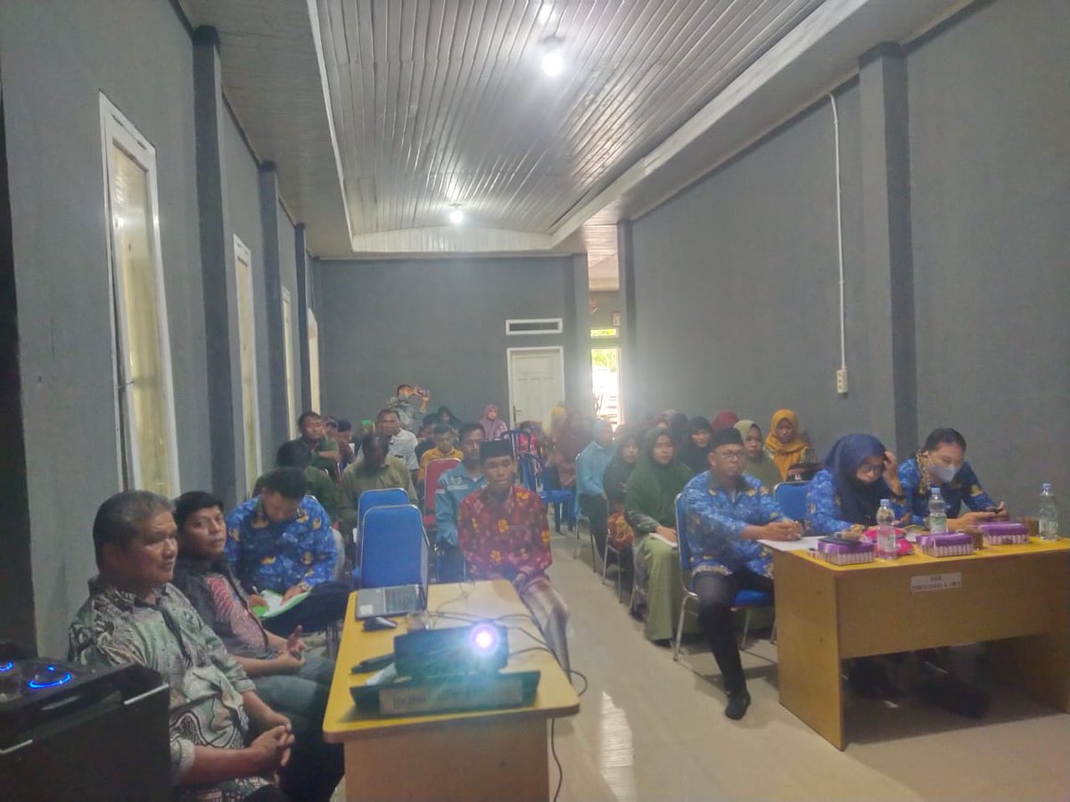 Trd0902's tweet photo. Pendim0902BERAU - Dalam rangka meningkatkan partisipasi masyarakat dalam pembangunan, Babinsa Koramil 09/Biatan Kodim 0902/Berau Sertu Darman, turut Hadiri Musyawarah Penyusunan RKPK tahun 2025, bertempat di balai Kp. Biatan Ilir Kec. Biatan Kab. Berau, Jumat (18/10/2024). https://t.co/9HSMK8hPX2