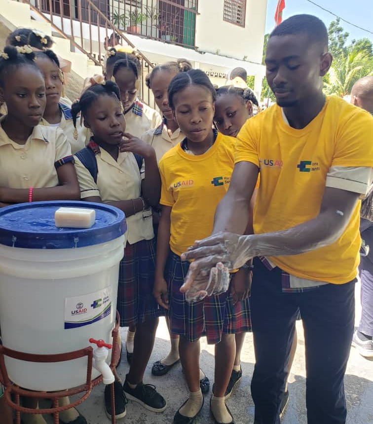 Students in Les Cayes demonstrated their #handwashing technique on #GlobalHandwashingDay earlier this week. Supported by <a href="/USAID/">USAID</a>, our Kore Sante project is reaching adolescents w/ hygiene &amp; disease prevention info by mobilizing schools across southern #Haiti. <a href="/USAID_Haiti/">USAID/Haiti</a>