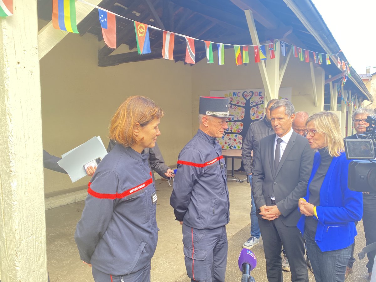 sdis42's tweet photo. Les #pompiers de la #Loire accueillent à #Chavanay les ministres @AgnesRunacher et @NDaragon : présentation des équipes mobilisées et état de la situation dans les communes du @Dep_Loire42 @Prefecture42 https://t.co/v7F8freKs7