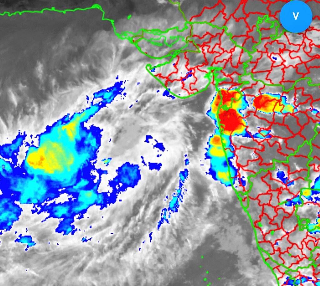 Hosalikar_KS's tweet photo. 18 Oct, Cycir over EC Arabian Sea: 
✔️A low pressure area likely to form over east central Arabian sea during next 12hrs.
✔️Likely to become more marked &amp; move WNWwards away frm Indian coasts during Subseq 3 days. 
Pl watch IMD updates.
Mod-dense clouds ovr Konkan &amp; adj region. https://t.co/8VyIHBid1g