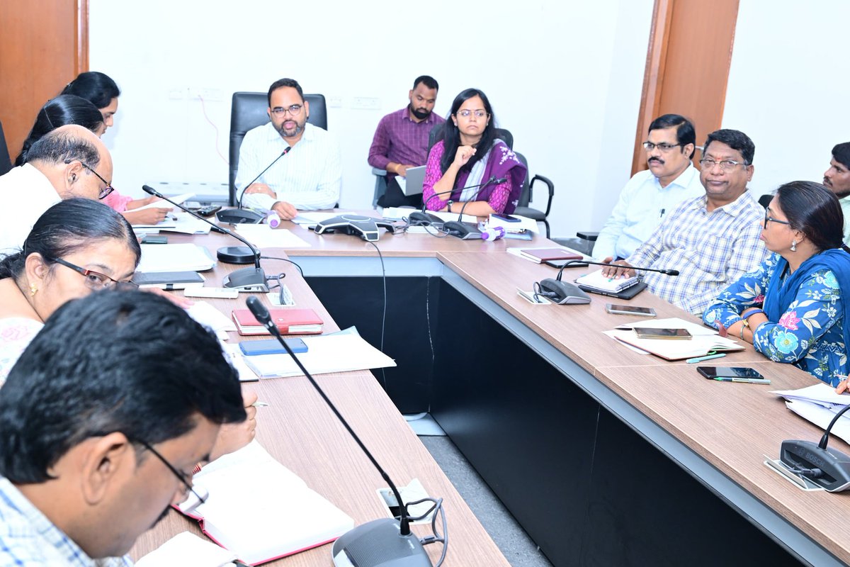 18.10.2024 శుక్రవారం 
జిల్లా కలెక్టర్ కె.శశాంక గారు జిల్లా కలెక్టరేట్ సమావేశ హాలు నుంచి VC ద్వారా LRS దరఖాస్తులు, HMDA చెరువుల ఫైనల్ నోటిఫికేషన్ మరియు ధరణి దరఖాస్తుల సత్వర పరిశీలన కోసం సంబంధిత అధికారులతో సమీక్ష సమావేశం నిర్వహించారు. <a href="/TelanganaCMO/">Telangana CMO</a> <a href="/TelanganaCS/">Office of Chief Secretary, Telangana Govt.</a>