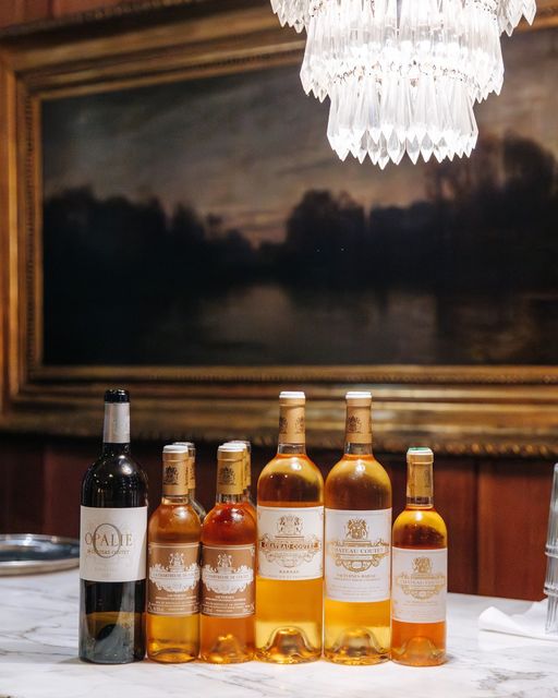 ChateauCoutet's tweet image. 🍷✨Discover the elegance of our Château Coutet wines! Located in Barsac, our first growth offers enchanting nectars... Who has tasted it ?

📸• Thank you @67pallmall Melbourne for the picture !
#chateaucoutetbarsac #barsac #liquidgold #sweetwine #goldwine #instasauternes