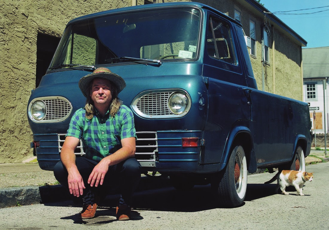 Karl Blau’s Vultures of Love deserves to be listened to all the way through: when taken together, the hectic elements that make up each individual song coalesce into something whole (and strangely wholesome), and that’s a beautiful thing to experience. klofmag.com/2024/10/karl-b…