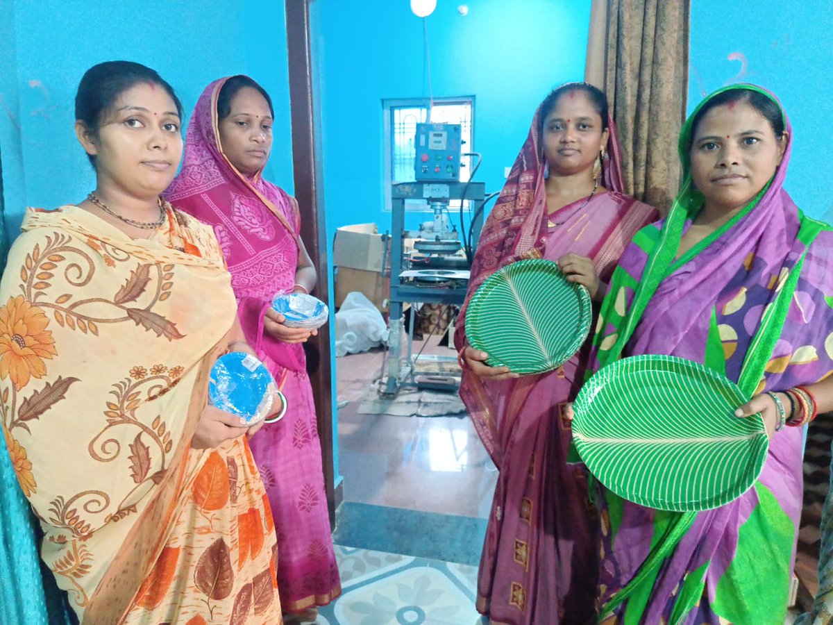 DfoSundargarh's tweet image. Discussion was made with the SHG members regarding profit they are getting, constraints they face, market linkages in Sundargarh and assist them also, in providing a temporary place to sell their products at Sarafgarh Nature camp &amp;amp; EcoTourism park during winter season.
#OFSDP-II