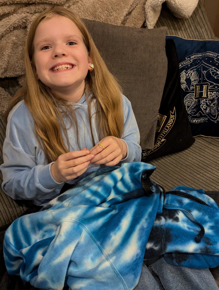 LClynes88's tweet photo. @MrsMcCrudden1 @EPSElton after a sock sewing lesson with @TommyToth6, Em couldn't wait to volunteer her skills when my hoody needed a quick fix 😁👌 https://t.co/7vjkJHpb9i