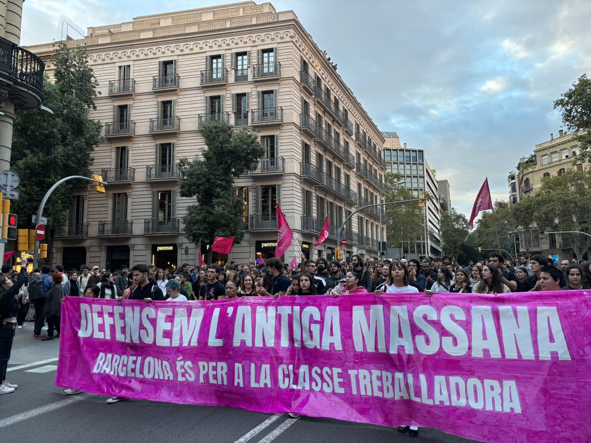 annaalfonsoc's tweet photo. Milers de persones es manifesten pel centre de Barcelona per defensar l’Antiga Escola Massana i evitar-ne el desnonament #18OAntigaMassana 

https://t.co/RsJfe12sUS https://t.co/myUUQ8e3Nq