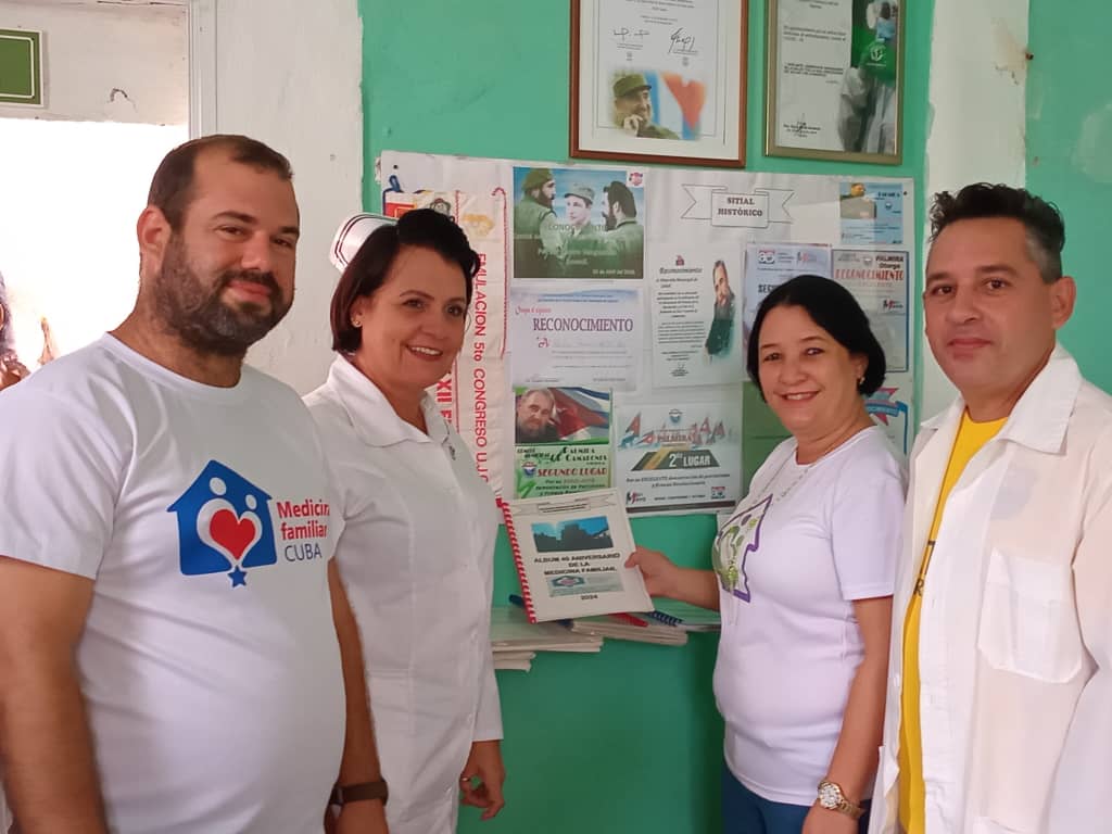 YagenPomares's tweet photo. Un momento inolvidable para el Policlínico Francisco del Sol de  Camarones al recibir la Bandera del 40 Aniversario del Programa del Médico y la Enfermera de la Familia. https://t.co/mpCFALSupW