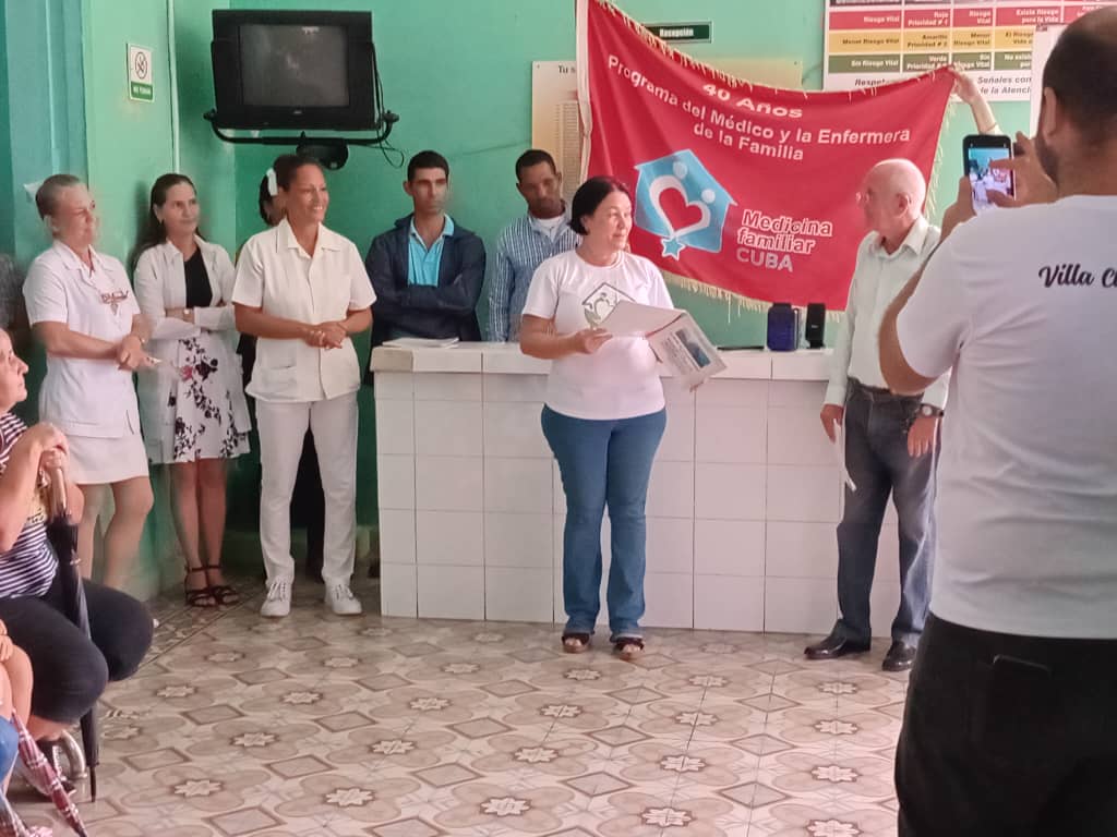 YagenPomares's tweet photo. Un momento inolvidable para el Policlínico Francisco del Sol de  Camarones al recibir la Bandera del 40 Aniversario del Programa del Médico y la Enfermera de la Familia. https://t.co/mpCFALSupW