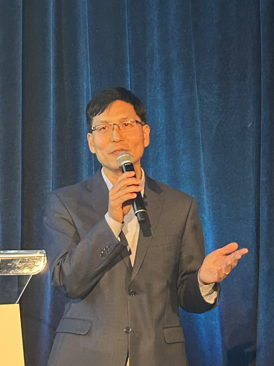 VirtualHospice's tweet photo. Innovation Challenge Finalist Dr. David Wu: To form deep & trusting connections with the diverse communities we serve, one way forward is to reimagine 'we.' #MIPCC2024 #palliativecare @CareMcgill https://t.co/XlEfvFmymb
