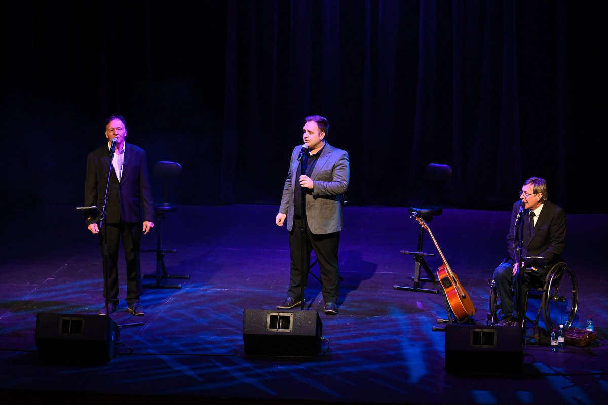 johan_kelber's tweet photo. Nog ń lekker Drie van die Bestes show die naweek, Mathys Roets, Danie Niehaus, Germandt Geldenhuys, die keer speel ek ook bietjie tjello.
#music #musician #pretoria #atterburytheater #sundayfunday #mathysroets #DanieNiehaus #GermandtGeldenhuys #johankelber https://t.co/1gbzAT5LZq