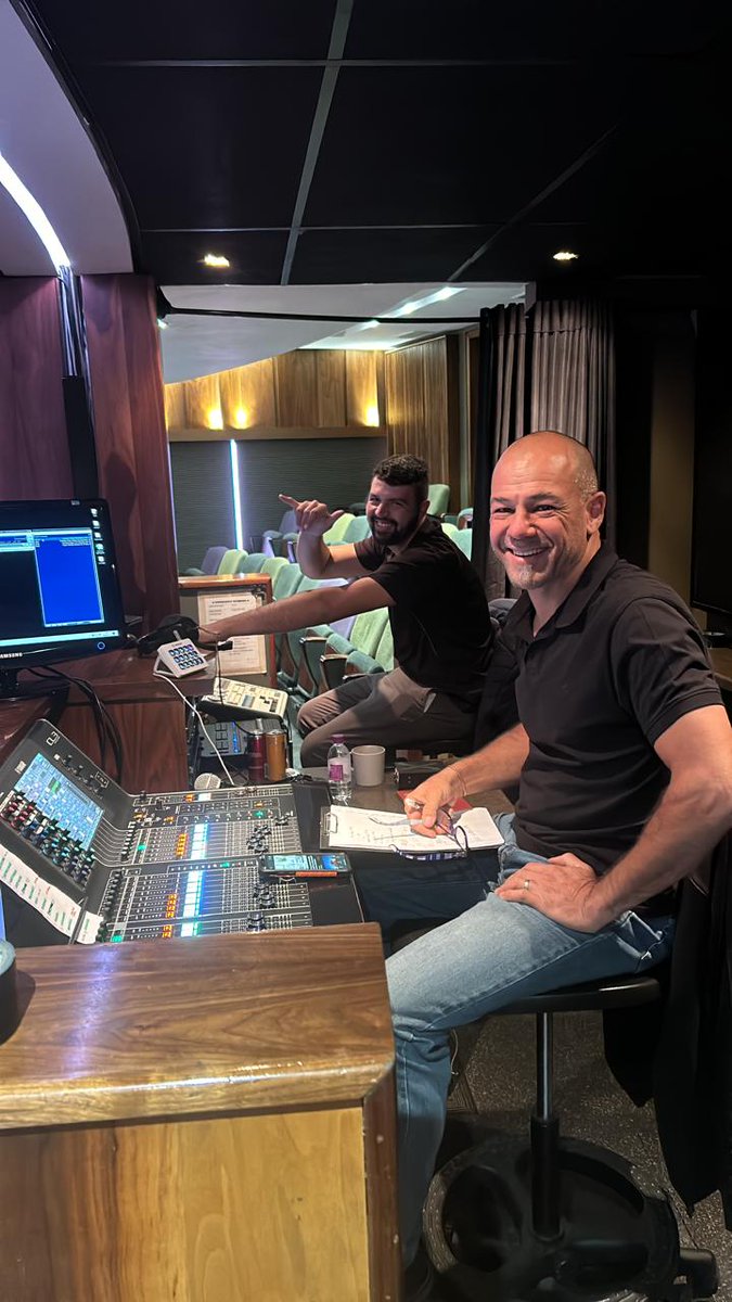 johan_kelber's tweet photo. Nog ń lekker Drie van die Bestes show die naweek, Mathys Roets, Danie Niehaus, Germandt Geldenhuys, die keer speel ek ook bietjie tjello.
#music #musician #pretoria #atterburytheater #sundayfunday #mathysroets #DanieNiehaus #GermandtGeldenhuys #johankelber https://t.co/1gbzAT5LZq