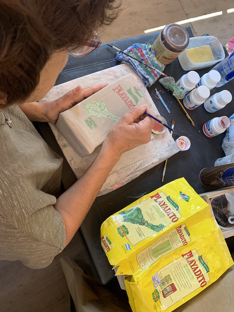 Rulicient's tweet photo. En la clase de ceramica mi compa eligio hacer un paquete de yerba Playadito de florero! https://t.co/WQvUFVTjuj