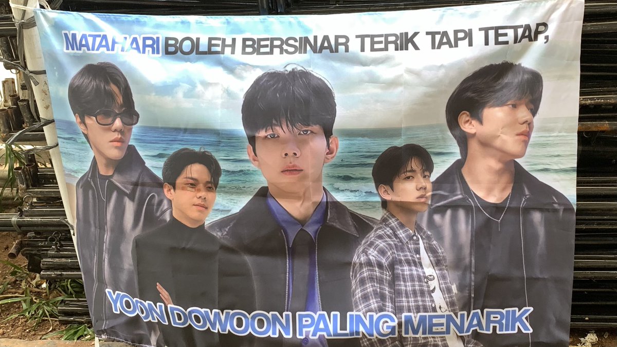 byunveee's tweet photo. siap berkibar di pantai bcis itu 
#DAY6_3RD_WORLDTOUR #Day6inJakarta https://t.co/qT7CI0ff1F