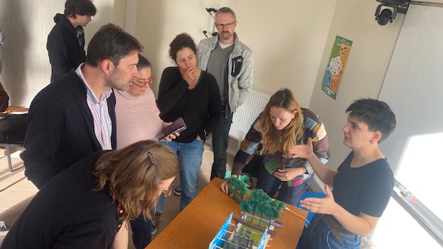 Cpeltiered's tweet photo. Autre regard sur l'éducation à la haie avec l'association Avril https://t.co/pXI55tm739 qui intervient dans les écoles pour sensibiliser à l'intérêt de la haie, avec des outils adaptés selon les publics. https://t.co/vaFFMiNotj