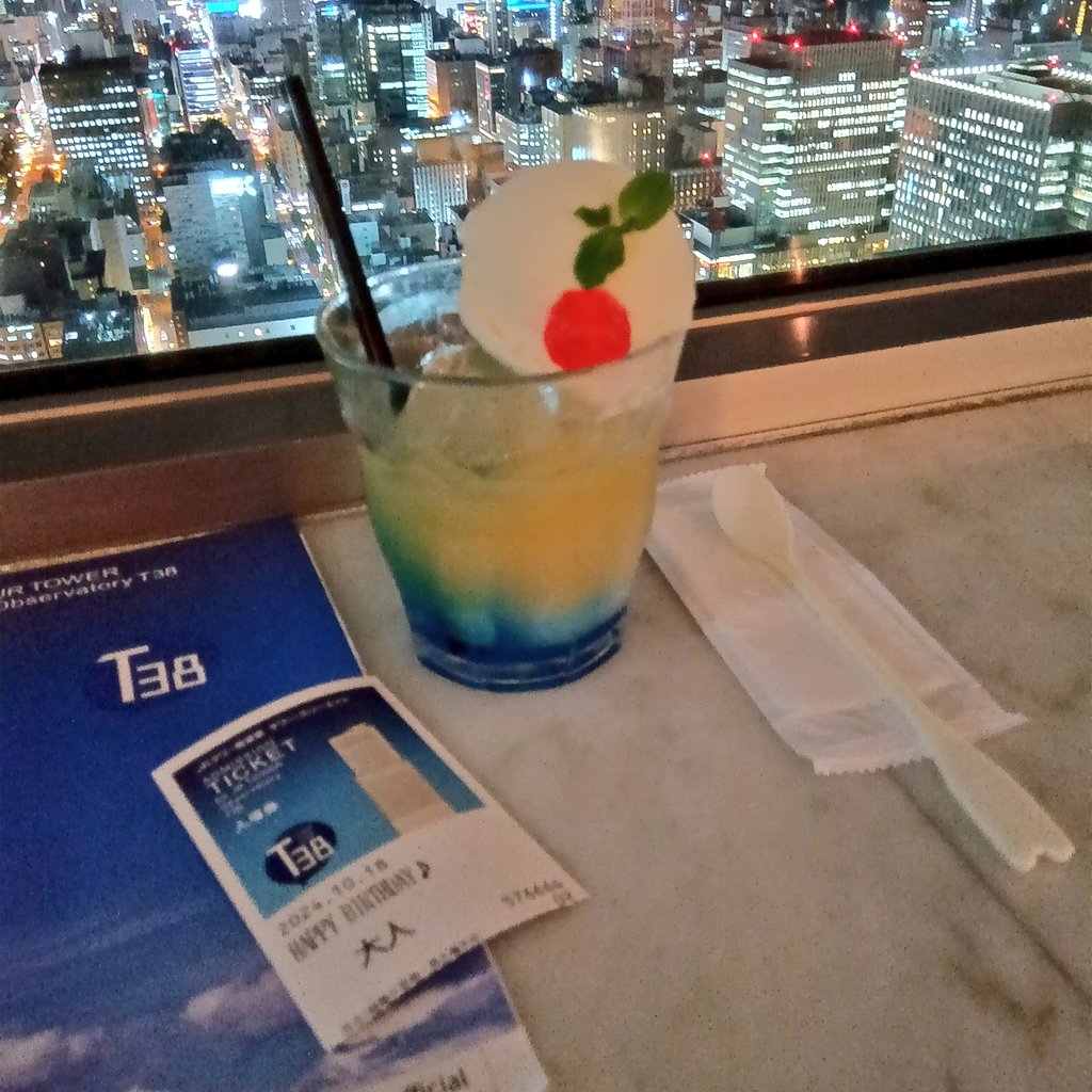 310jp's tweet photo. #JRタワー展望室 #タワー・スリーエイト #JRタワー展望室タワー・スリーエイト #T38 #誕生日特典 #無料 #TCAFE #TCAFEオリジナルカクテル
#ノーザンフロート #ノンアルコール #580円 
1年振り。夜景を見ながらカクテルでハピバ。(ﾟдﾟ)ｳﾏｰ https://t.co/GGF4v5CH96